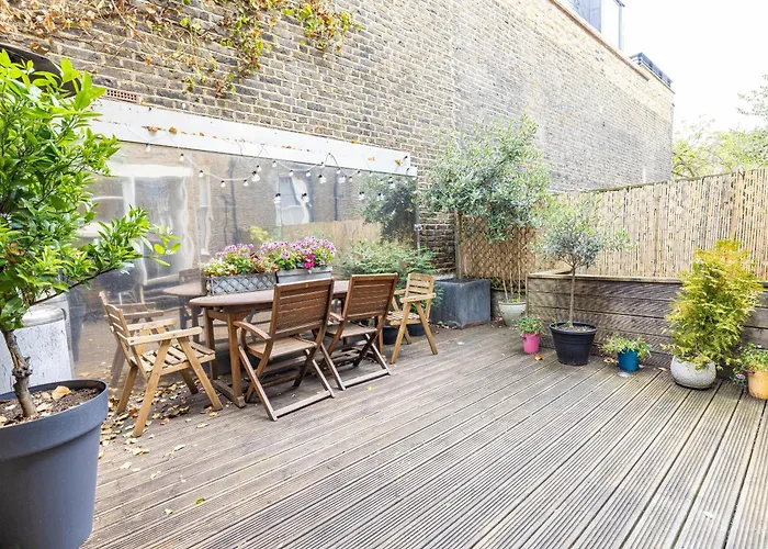 Gorgeous 3 B Edroom Home In Little Venice