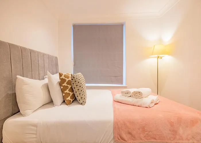 Gorgeous 3 B Edroom Home In Little Venice
