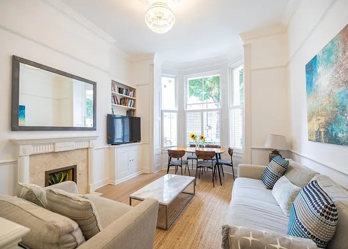 Gorgeous 3 B Edroom Home In Little Venice